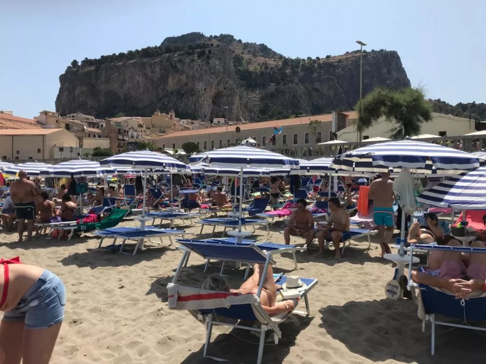 Beach in Cefalú - overcrowded