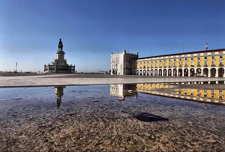 Praca do Comércio po dešti