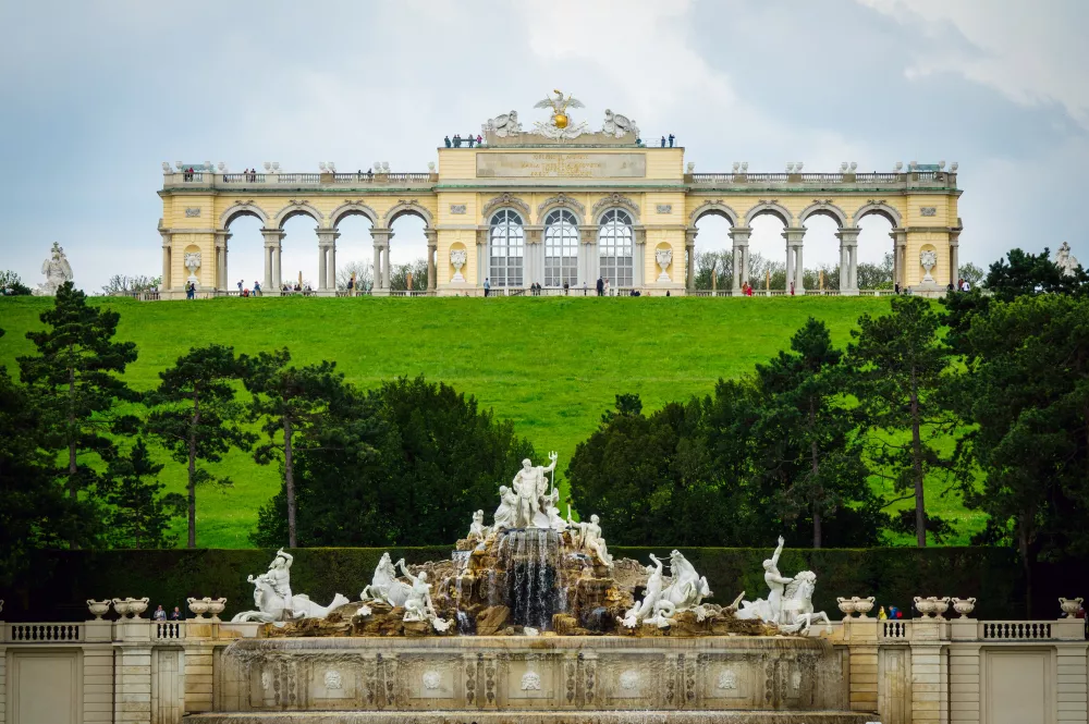 Café Gloriette v zahradách Schonbrunnu